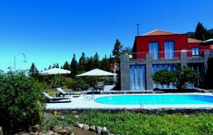 una casa con piscina frente a una casa en Villa Atlantico - beheizter Pool, Sauna, en Tijarafe