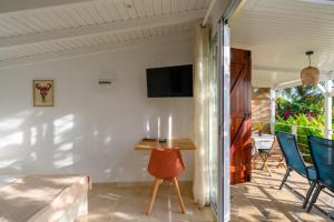 a living room with a table and chairs at Combava à Marie Galante in Grand-Bourg