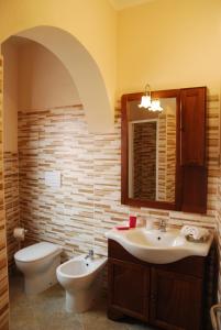 un baño con lavabo e inodoro en Alba Sarda Residence, en Iglesias