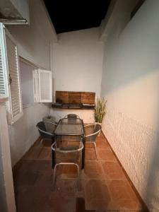 a room with a glass table and some toilets at Dunas y Cielo in Tinogasta