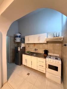 a kitchen with a stove and a refrigerator at Dunas y Cielo in Tinogasta