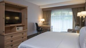 Holiday Inn Queretaro Centro Historico, an IHG Hotel tesisinde bir odada yatak veya yataklar