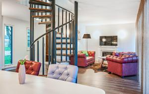 ein Wohnzimmer mit zwei Sofas und einer Treppe in der Unterkunft Haus 5 in Wendorf