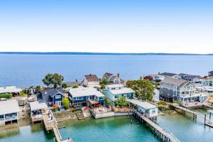 eine Luftaufnahme einer Stadt am Wasser in der Unterkunft Point Perfect in Port Madison