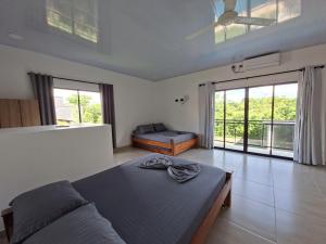 a bedroom with a bed and a large window at Villa Kas Abao Doradal Ant in Doradal