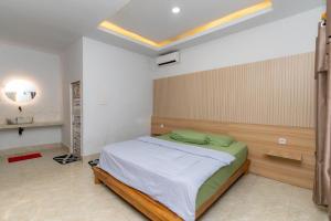 a bedroom with a bed in a room at Heyho Homestay Maluk in Maluk