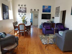 ein Wohnzimmer mit Tisch und Stühlen in der Unterkunft Ozone Tower in Queenscliff
