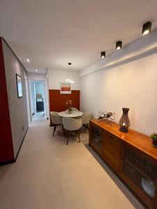 a living room with a table and a dining room at Flat completo e aconchegante em Caruaru in Caruaru