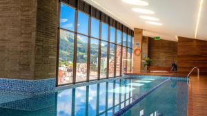 a swimming pool with a view of a building at Espectacular Central Loft in Bogotá