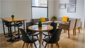 a living room with a table and chairs and a couch at Espectacular Central Loft in Bogotá