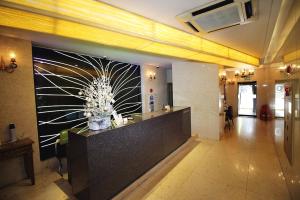 eine Lobby mit Rezeption in einem Gebäude in der Unterkunft Hapjeong Circle Hotel in Seoul