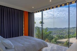a bedroom with a bed and a large window at Guilin Thai Impression in Gukeng +30 photos