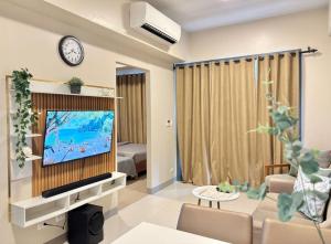 a living room with a tv and a couch at Spacious 2beds 1bedroom in Punta Engaño