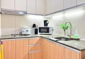 a kitchen with a sink and a microwave at Spacious 2beds 1bedroom in Punta Engaño