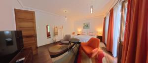 a hotel room with a bed and a television at Hostal Boutique Casa La Barca in Santiago