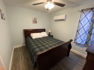 a bedroom with a bed and a ceiling fan at 1 Bed 1 Bath Suite On Strip in Geneva