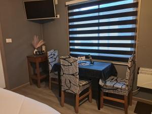 a room with a table and chairs and a window at El Laurel in Chillán