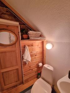 a bathroom with a toilet and a sink at Staurset gård in Mittet
