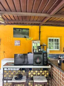 a kitchen with a counter with a tv and a table at La macana Ecotour in Cacique