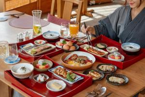 ein Tisch mit einem Tablett mit Essen darauf in der Unterkunft Onsen at Moncham in Chiang Mai + 121 Fotos