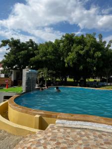a large swimming pool with people in it at Corazón garden in Piura