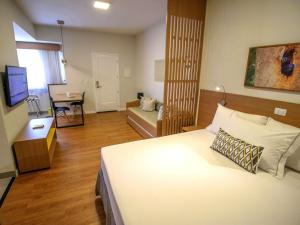 a bedroom with a bed and a table and a desk at ibis Styles Bonito in Bonito