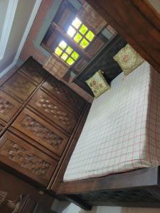 an overhead view of a room with a table and a window at Flat Alto Padrão in Gravatá +23 photos