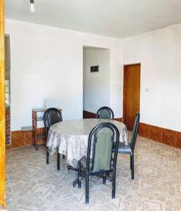 a dining room with a table and chairs at Casa Luis del carmen in Fiambalá +18 photos