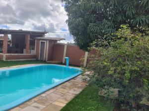 a swimming pool in the backyard of a house at Flat Alto Padrão in Gravatá