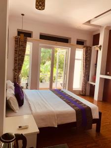 ein Schlafzimmer mit einem großen Bett und einem Fenster in der Unterkunft Saba Lua Siem Reap in Siem Reap + 32 Fotos