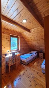 a room with two beds and a desk in a cabin at Trasą S7 w 2h z Warszawy i Gdanska, Jadamowo 16 nad jeziorem Mielno in Olsztynek