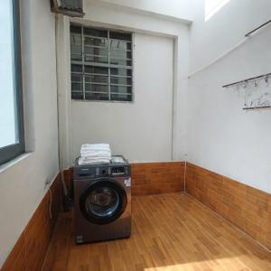 a washing machine in a room with a window at My Peaceful House Ninh Bình in Phúc Trì