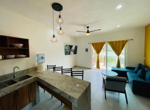 a kitchen and living room with a couch and a sink at Casa Bugambilias 3 tercer piso in La Peñita de Jaltemba