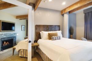 Ένα ή περισσότερα κρεβάτια σε δωμάτιο στο Cypress Inn on Miramar Beach