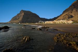 a beach with a mountain in the background at Hotel Gran Rey in Valle Gran Rey
