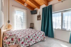 a bedroom with a bed and a green curtain at Agriturismo da Natalino in Ceggia