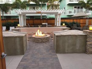 una hoguera en medio de un patio en The Beach Palms Carlsbad, en Carlsbad
