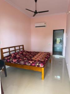 a bedroom with a bed in a room at Sagara Darshanam in Vetāpālem