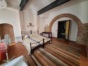 a bedroom with a bed in a room at Agriturismo Il Solaio in Rapolano Terme