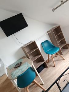 a room with a desk and two chairs at L 'escapade amiénoise 4 in Amiens +2 photos