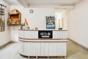 a coffee shop with a counter in a room at Super Hotel O Anjanpeer Post Office Hajipur Formerly Hotel New Urvashi in Hājīpur