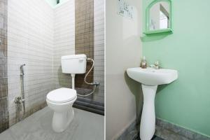 a bathroom with a toilet and a sink at Super Hotel O Anjanpeer Post Office Hajipur Formerly Hotel New Urvashi in Hājīpur