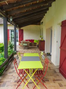 a green table and chairs on a patio at Les Chambres D'Anel in Saint-Pourçain-sur-Besbre