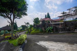 an empty street with a house and a tree at Villa Tjokro 1 By ARBA in Sampal 2