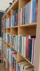 a book shelf filled with lots of books at Hotel Trifylia in Kyparissia