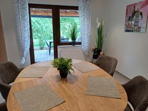ein Esstisch mit Stühlen und ein Holztisch in der Unterkunft Am Wolfsbach in Helferskirchen + 6 Fotos