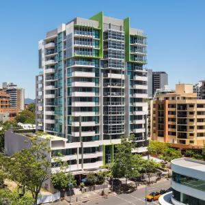 une image d'un grand bâtiment dans une ville dans l'établissement Flynn Brisbane, à Brisbane