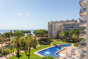an aerial view of a resort with a swimming pool and the ocean at Maria apartment in Blanes