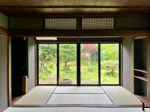 ein leerer Raum mit einem großen Fenster in einem Zimmer in der Unterkunft Room 48 in Takayama + 34 Fotos