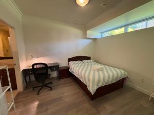 a bedroom with a bed and a desk and a window at 温哥华温西别墅民宿47 in Vancouver +4 photos